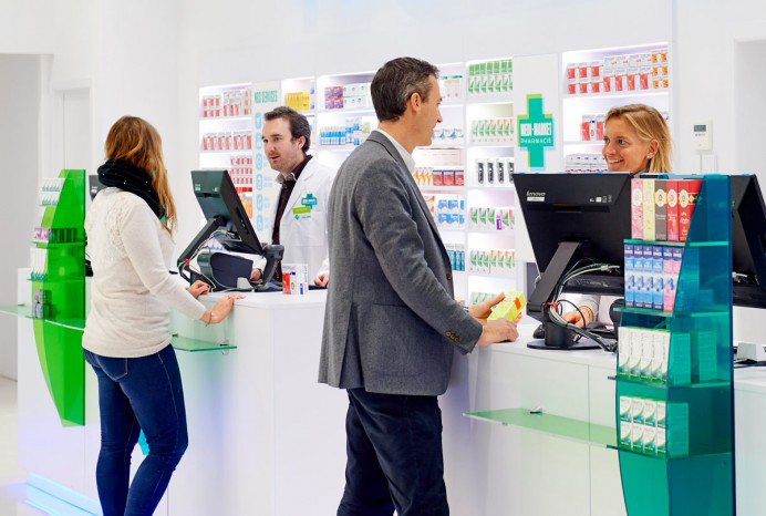 Revue pharma l'info pratique des pharmaciens d'officine Mois du bebe 2017 vitrine pharmacie