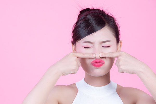 Jeune et acné : loin du cliché