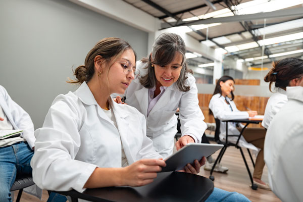 Acheter Préparateurs : leur rôle évolue, leur formation aussi ! Préparateurs : leur rôle évolue, leur formation aussi !